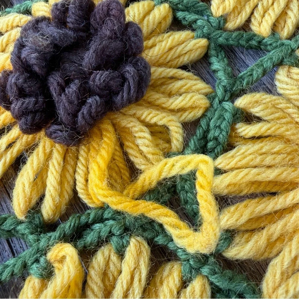 Vintage 3D Crochet Sunflower Throw Daisy Chain Afghan Scallop Edge 40x46 GUC